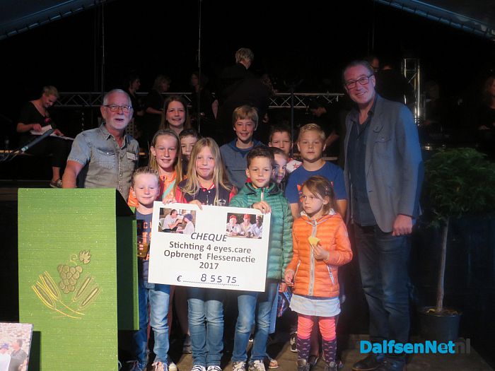 “Door welke bril  kijk jij?”; Sproeifeest. - Foto: Wim