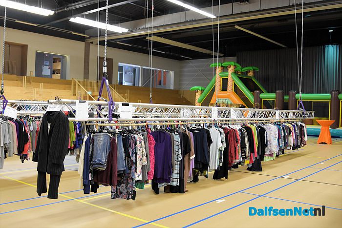Kledingbeurs in de Trefkoele + - Foto: Johan Bokma