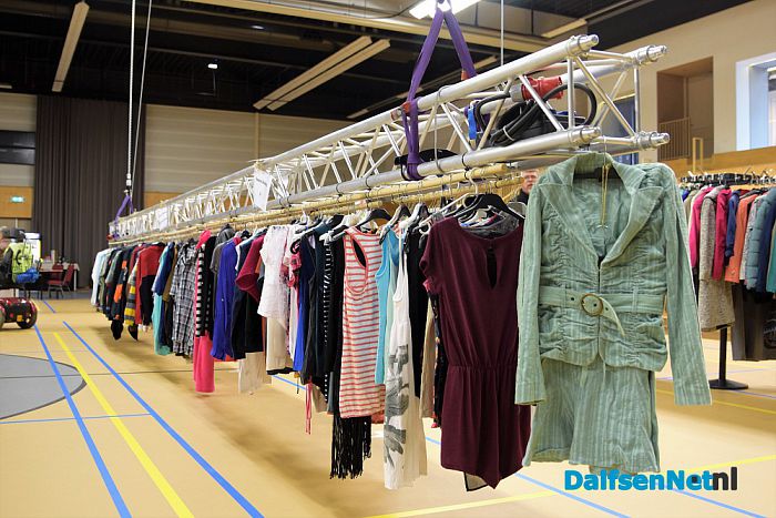 Kledingbeurs in de Trefkoele + - Foto: Johan Bokma