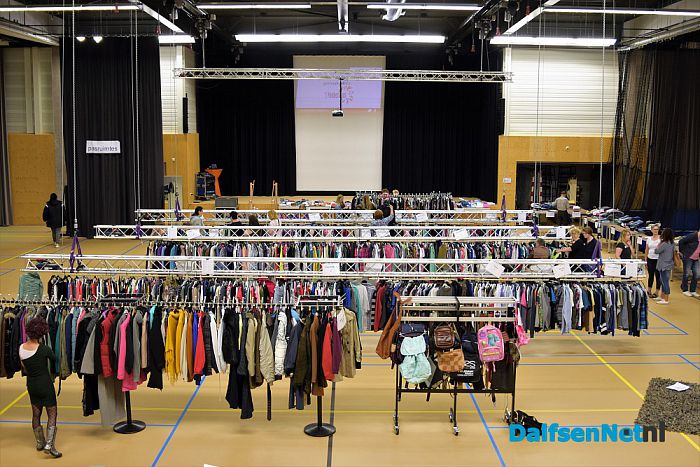 Kledingbeurs in de Trefkoele + - Foto: Johan Bokma
