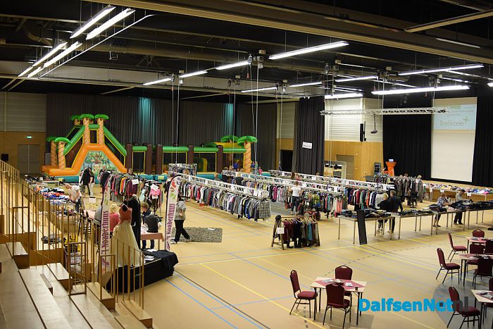 Kledingbeurs in de Trefkoele + - Foto: Johan Bokma