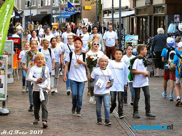 Wandel driedaagse Dalfsen aankomst kerkplein - Foto: H.G. Foto