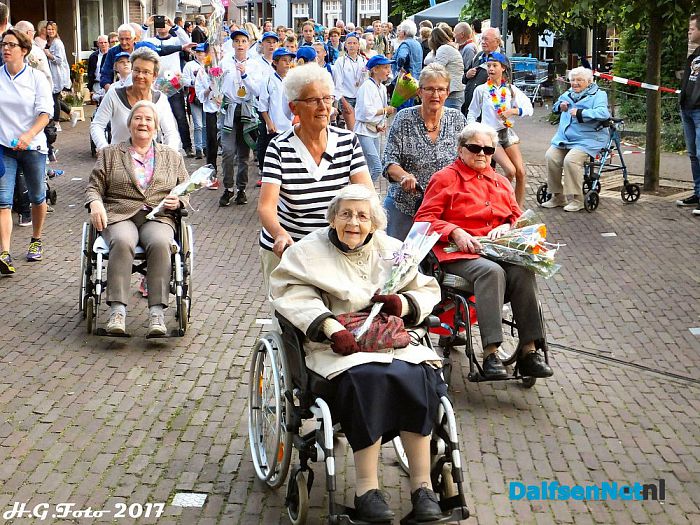 Wandel driedaagse Dalfsen aankomst kerkplein - Foto: H.G. Foto