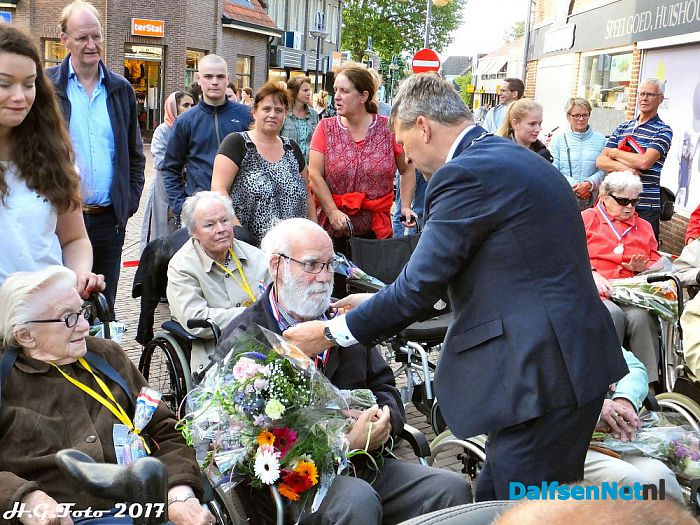 Wandel driedaagse Dalfsen aankomst kerkplein - Foto: H.G. Foto