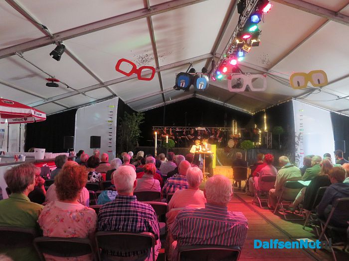 “Door welke bril  kijk jij?”; Sproeifeest. - Foto: Wim