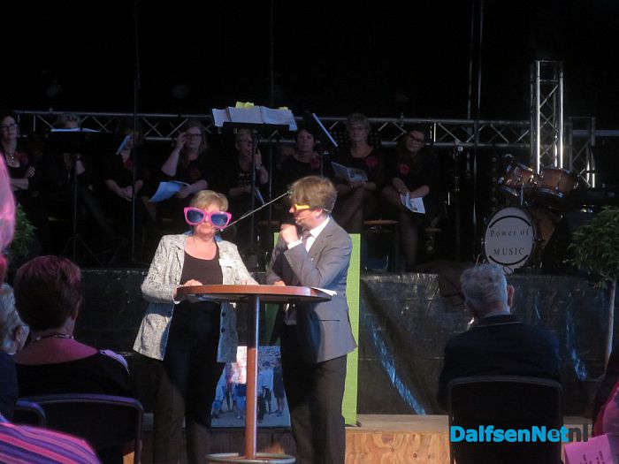 “Door welke bril  kijk jij?”; Sproeifeest. - Foto: Wim