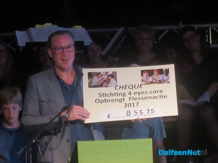 “Door welke bril  kijk jij?”; Sproeifeest. - Foto: Wim