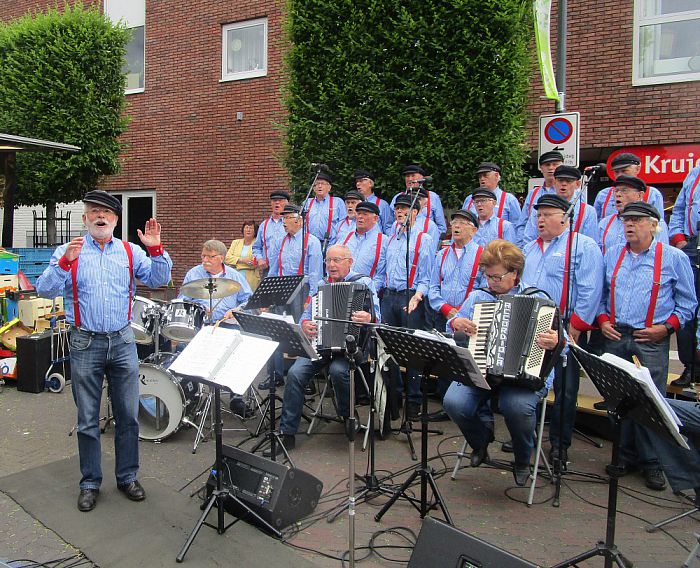 Nieuwe haring en de Stuwzangers in Olst - Foto: Eigen geleverde foto