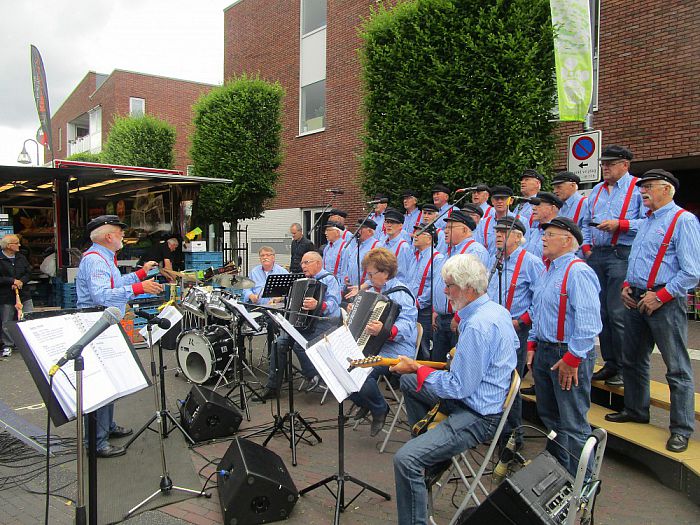Nieuwe haring en de Stuwzangers in Olst - Foto: Eigen geleverde foto