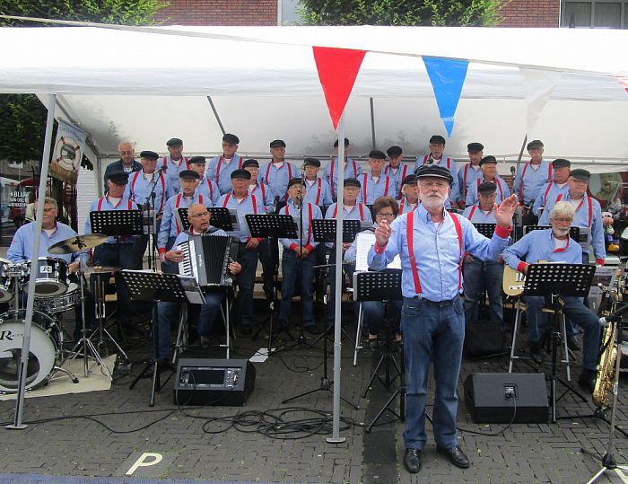 De Stuwzangers Vilsteren op weekmarkt in Olst - Foto: Eigen geleverde foto