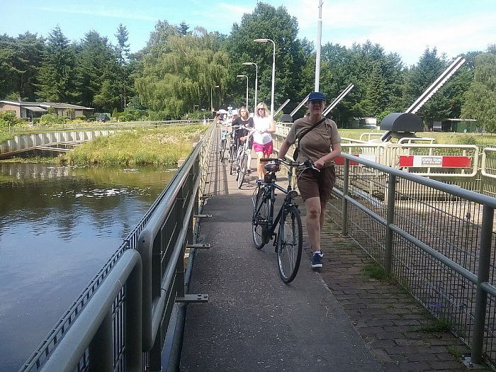Veel passanten over de stuw - Foto: Eigen geleverde foto