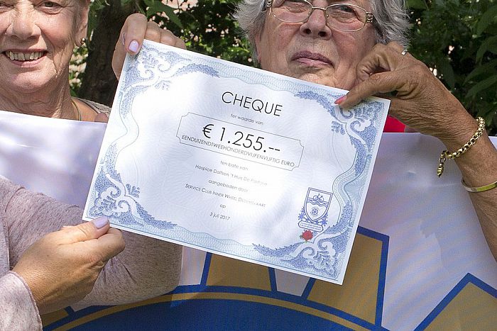 Grote gift aan hospice - Foto: Geert Bistervels