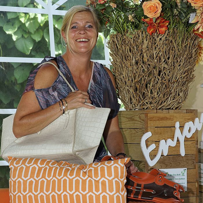 Vrouw met tas: Dit keer Saskia Bekedam - Foto: Paul Scholten