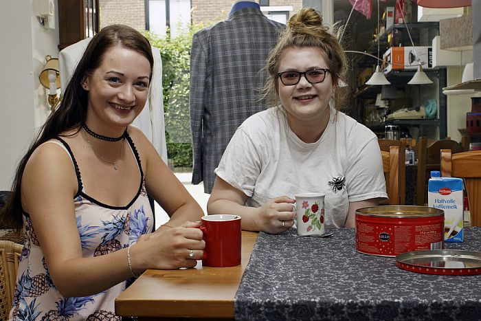 Na gedane koop bij Dorcas lekker koffie drinken - Foto: Paul Scholten
