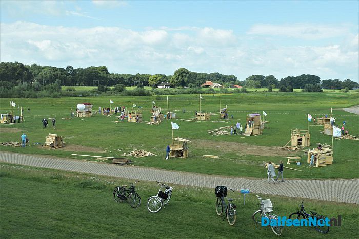 Slotdag timmerweek in het dorp Dalfsen - Foto: Johan Bokma