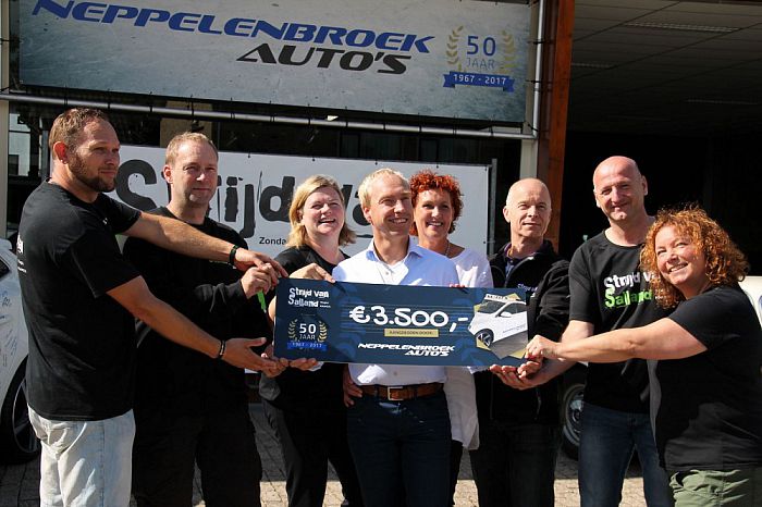 Jarige overhandigt gulle cheque - Foto: Eigen geleverde foto