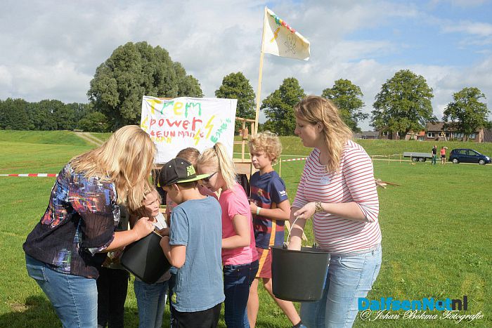 Slotdag timmerweek in het dorp Dalfsen - Foto: Johan Bokma
