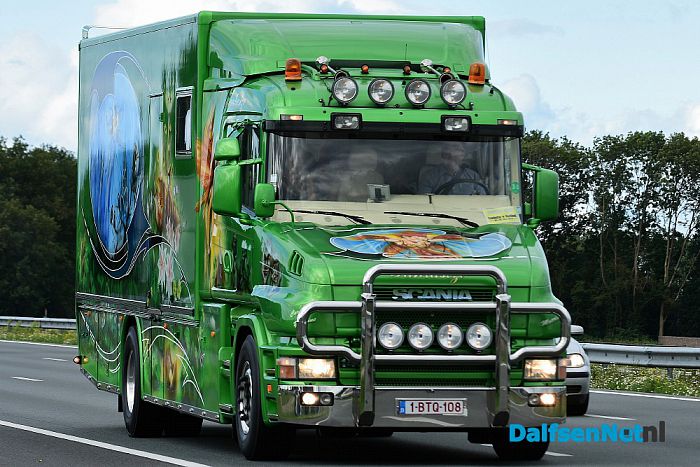 Publiek geniet langs A28 van uittocht Truckstar Festival - Foto: Johan Bokma