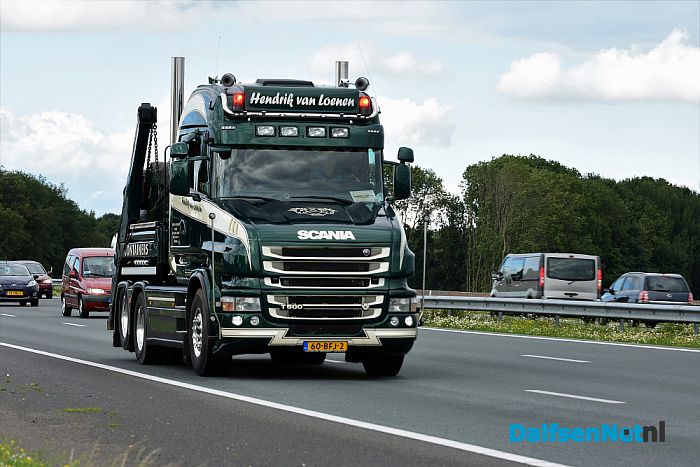 Publiek geniet langs A28 van uittocht Truckstar Festival - Foto: Johan Bokma