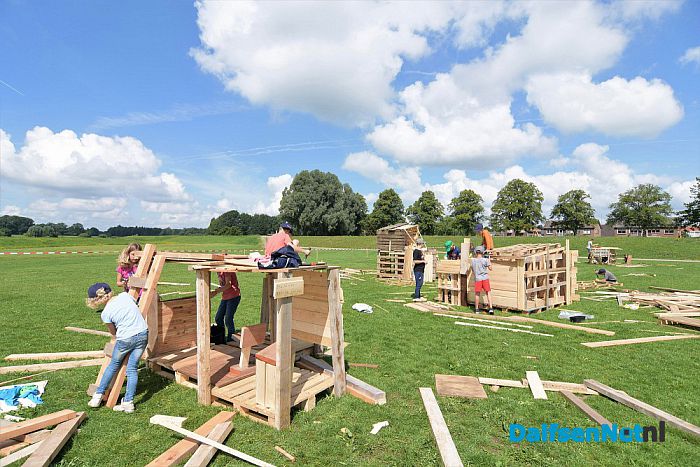 Dag twee van de timmerweek in Dalfsen - Foto: Johan Bokma