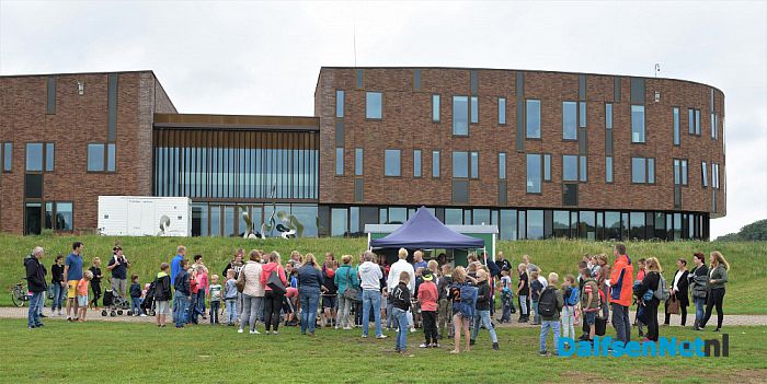 Bouwvakkers in spé timmeren er op los - Foto: Johan Bokma