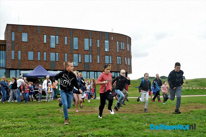 Bouwvakkers in spé timmeren er op los - Foto: Johan Bokma
