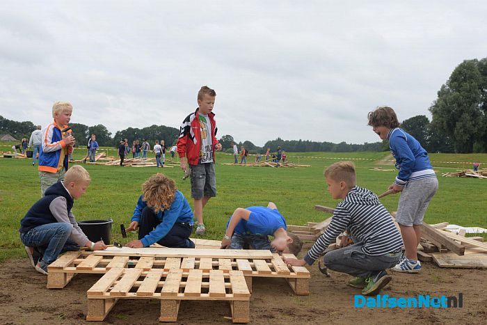 Bouwvakkers in spé timmeren er op los - Foto: Johan Bokma