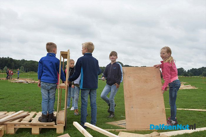 Bouwvakkers in spé timmeren er op los - Foto: Johan Bokma