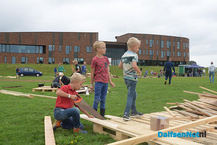 Bouwvakkers in spé timmeren er op los - Foto: Johan Bokma