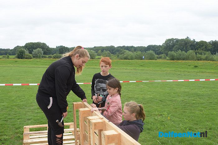Bouwvakkers in spé timmeren er op los - Foto: Johan Bokma