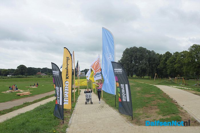 Bouwvakkers in spé timmeren er op los - Foto: Johan Bokma