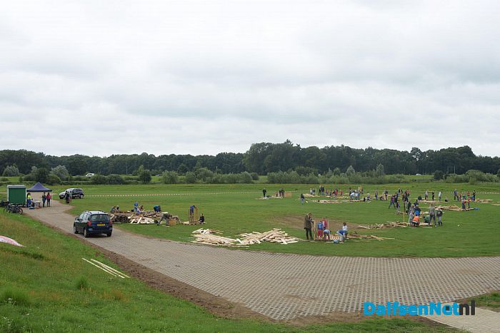 Bouwvakkers in spé timmeren er op los - Foto: Johan Bokma