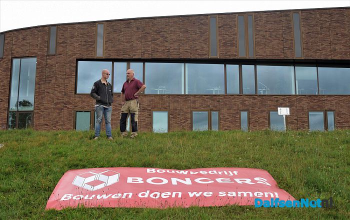 Bouwvakkers in spé timmeren er op los - Foto: Johan Bokma