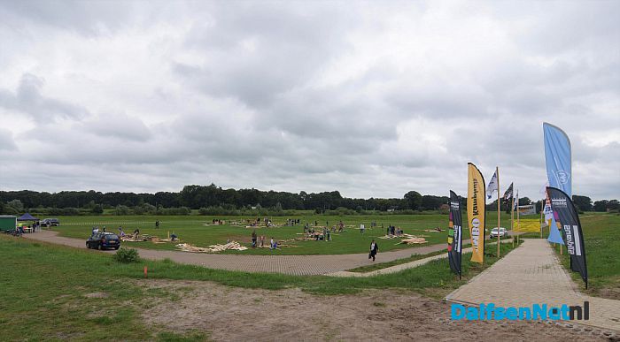Bouwvakkers in spé timmeren er op los - Foto: Johan Bokma
