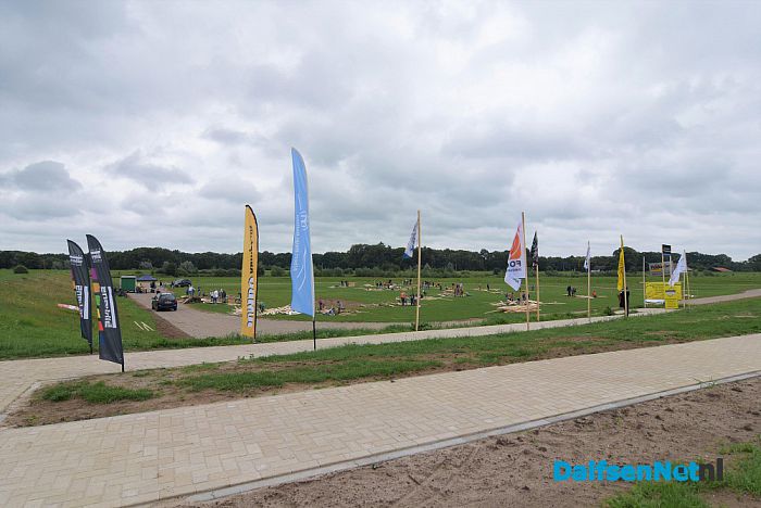Bouwvakkers in spé timmeren er op los - Foto: Johan Bokma