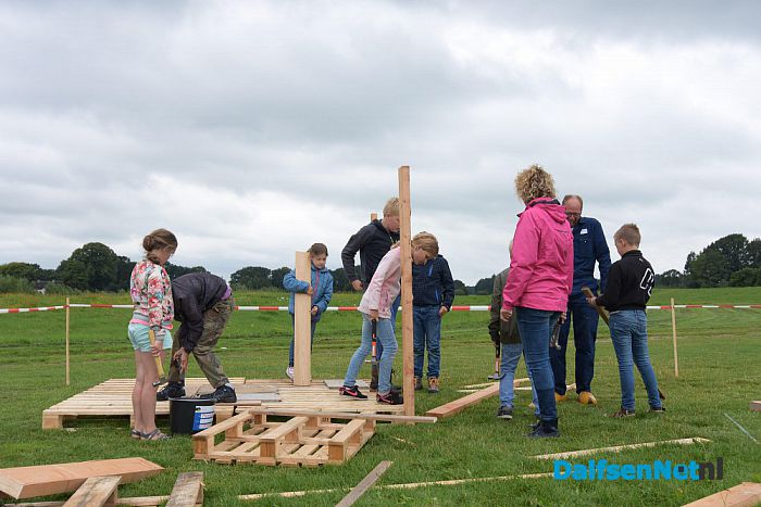 Bouwvakkers in spé timmeren er op los - Foto: Johan Bokma