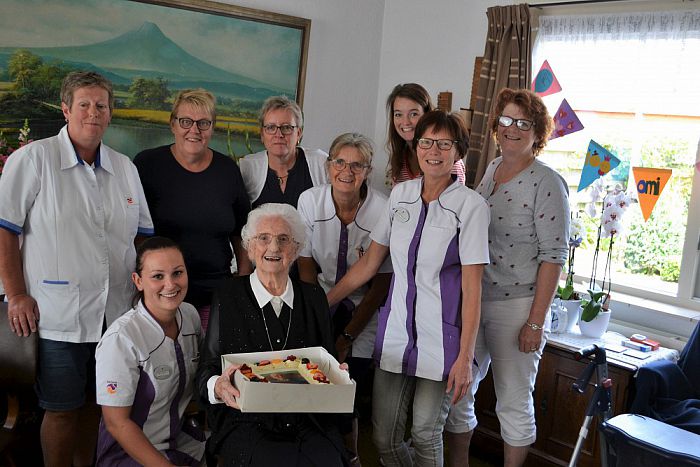 Carinova team Dalfsen- Ankum feliciteert 100 jarige - Foto: Eigen geleverde foto