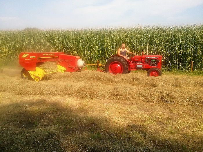 Nog snel even hooien, het wordt ander weer - Foto: Ingezonden foto