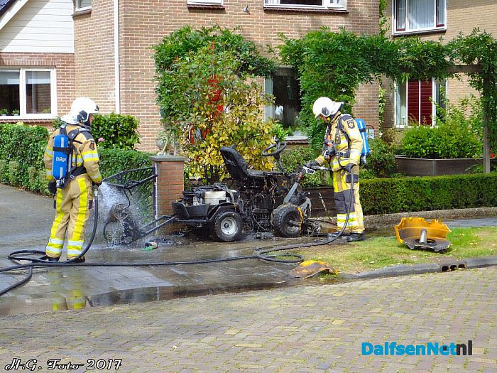 Stiga onkruidbrander vat vlam aan het Oosterveen. - Foto: H.G. Foto