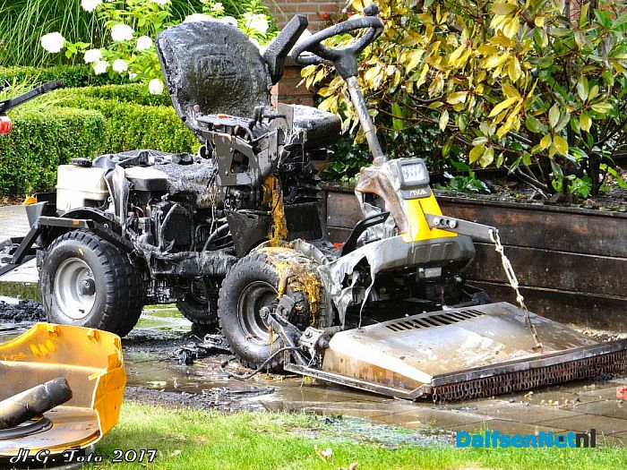 Stiga onkruidbrander vat vlam aan het Oosterveen. - Foto: H.G. Foto