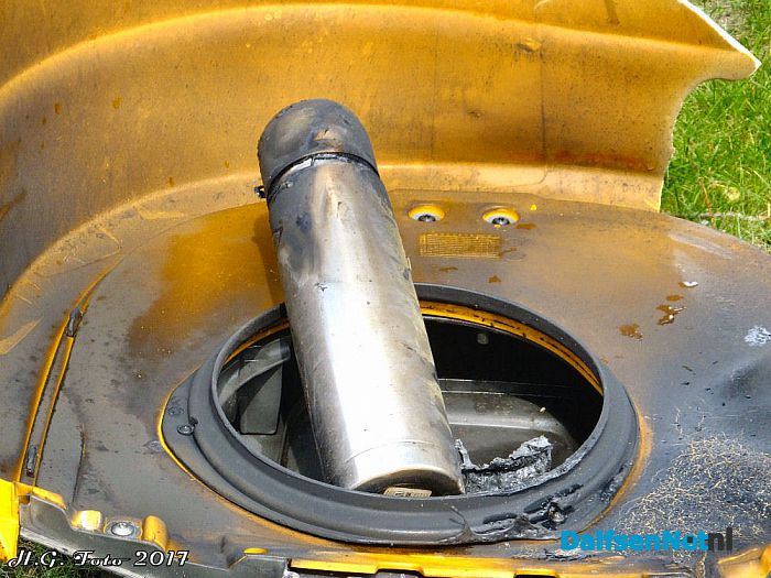 Stiga onkruidbrander vat vlam aan het Oosterveen. - Foto: H.G. Foto