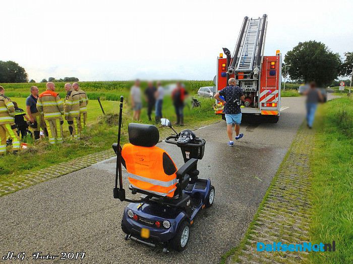 Scootmobiel te water aan de Ankummerdijk. - Foto: H.G. Foto