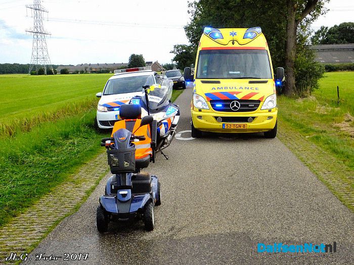 Scootmobiel te water aan de Ankummerdijk. - Foto: H.G. Foto