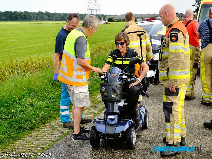 Scootmobiel te water aan de Ankummerdijk. - Foto: H.G. Foto