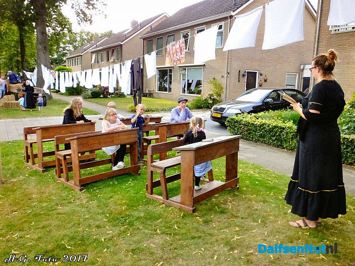 Opbouw en prijs uitreiking stratenversiering Oudleusen. - Foto: H.G. Foto