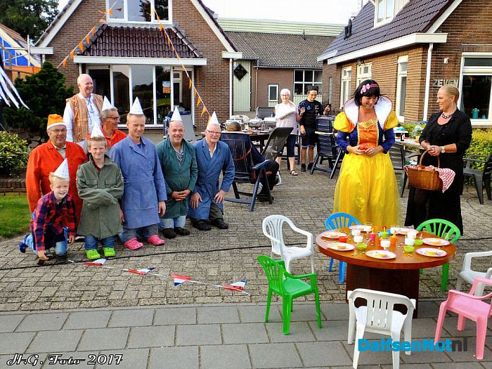 Opbouw en prijs uitreiking stratenversiering Oudleusen. - Foto: H.G. Foto