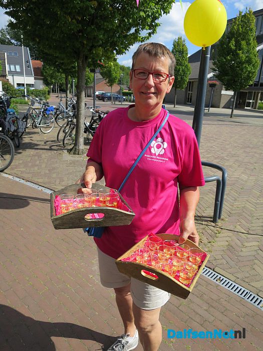Dorpsplein feest en “Hoonhorster Klapmutsje” gepresenteerd - Foto: Wim