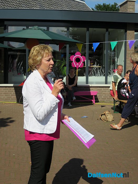 Dorpsplein feest en “Hoonhorster Klapmutsje” gepresenteerd - Foto: Wim