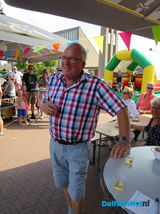 Dorpsplein feest en “Hoonhorster Klapmutsje” gepresenteerd - Foto: Wim
