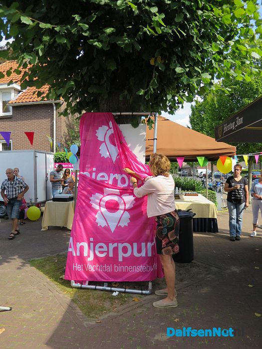 Dorpsplein feest en “Hoonhorster Klapmutsje” gepresenteerd - Foto: Wim